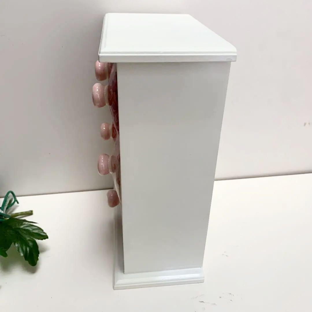 陶器の引き出しがついている木製ミニチェスト