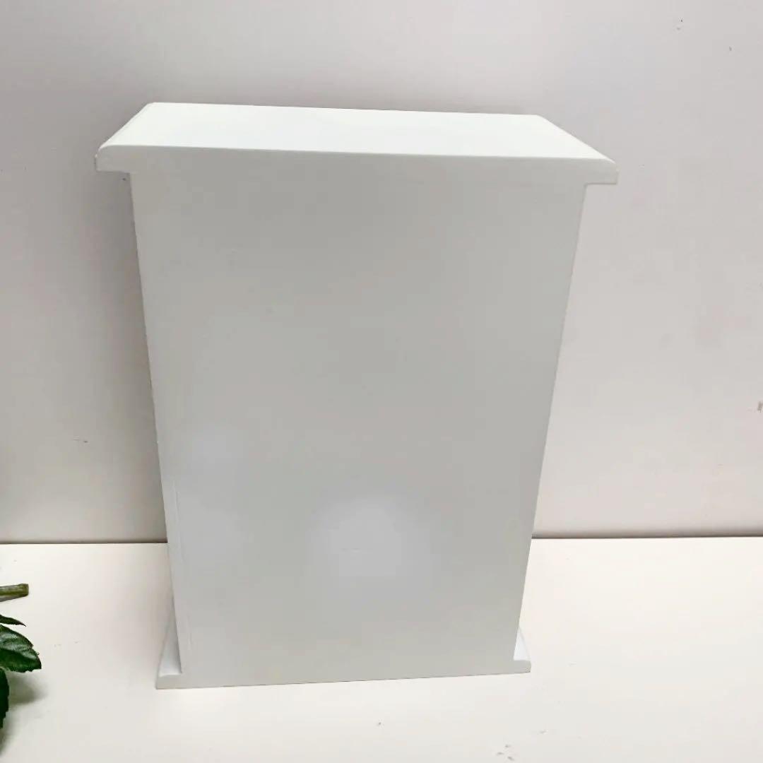 陶器の引き出しがついている木製ミニチェスト