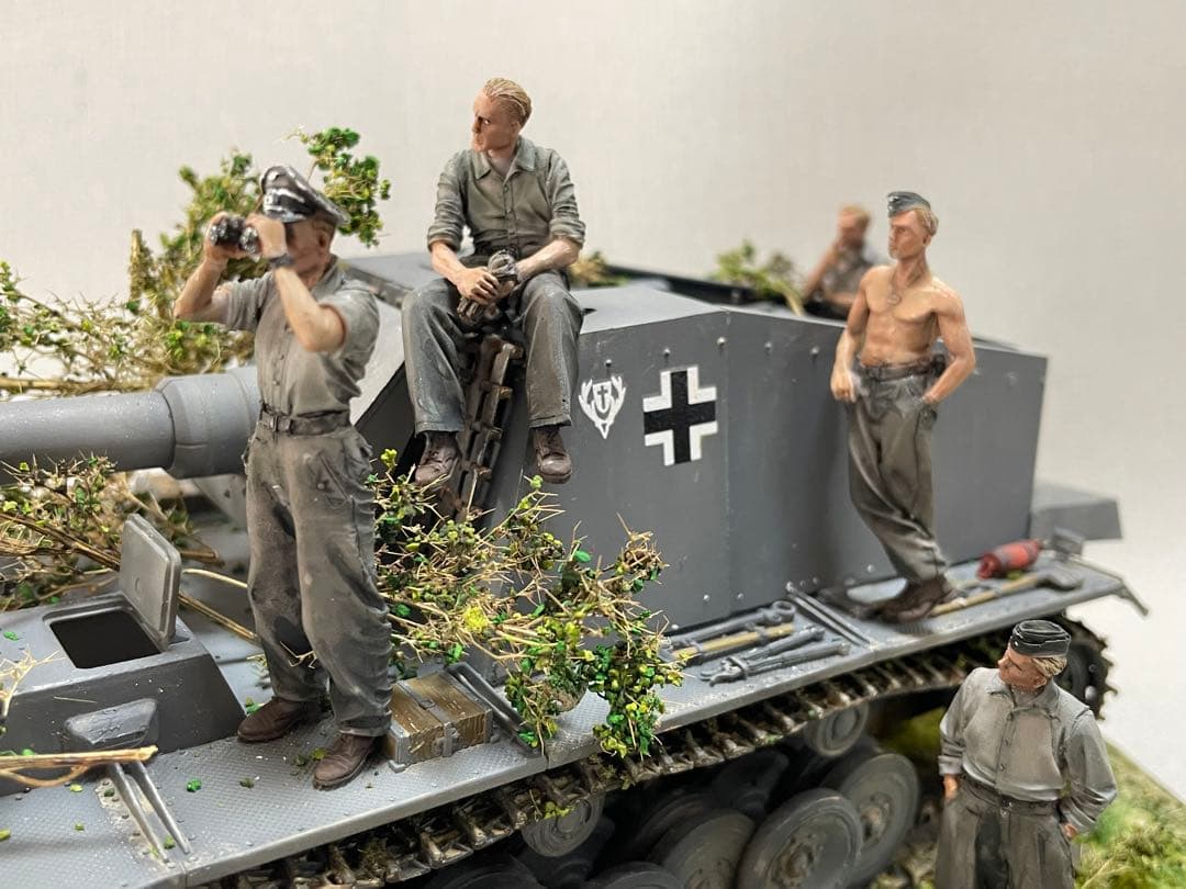 戦車ジオラマ 1/35 ドイツvシュトゥーラ・エミール自走砲と戦車兵