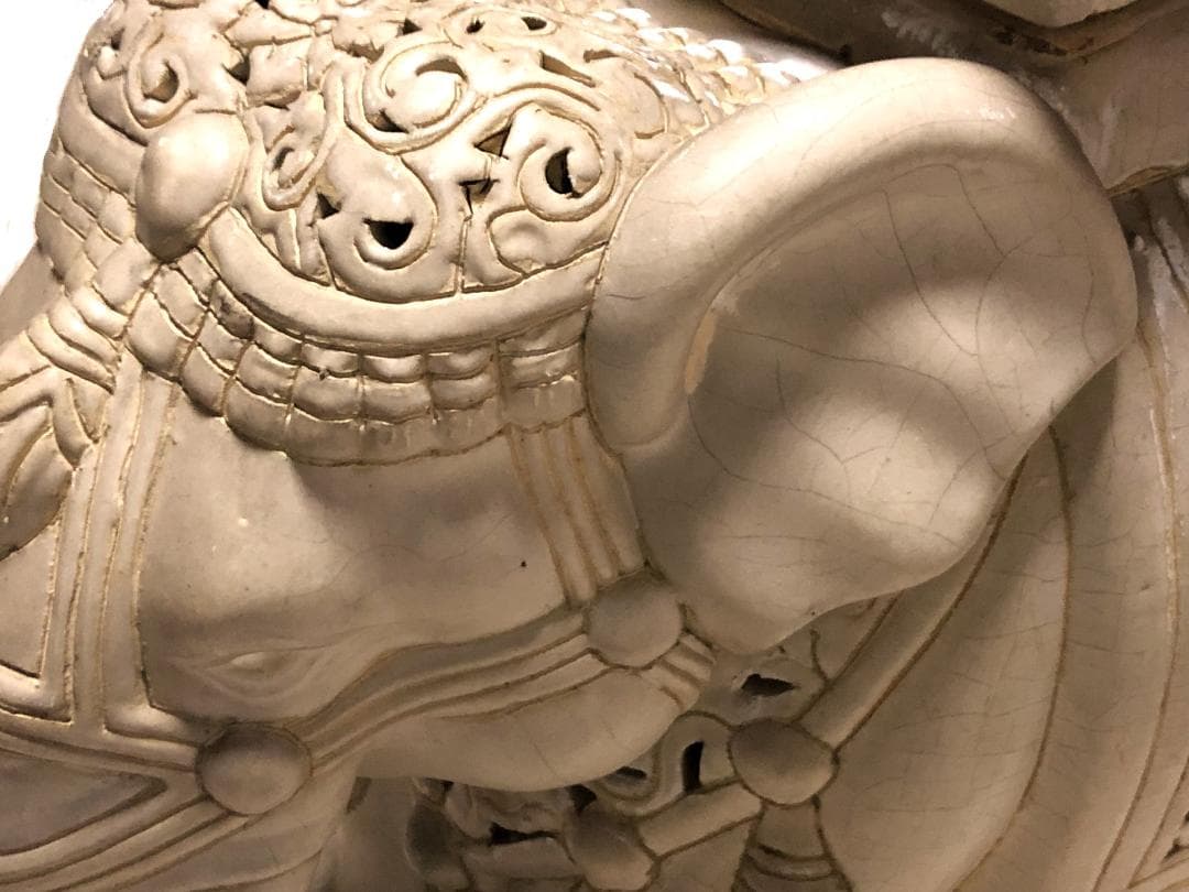 【 白釉象花台 】　アンティーク　吉祥蝙蝠文