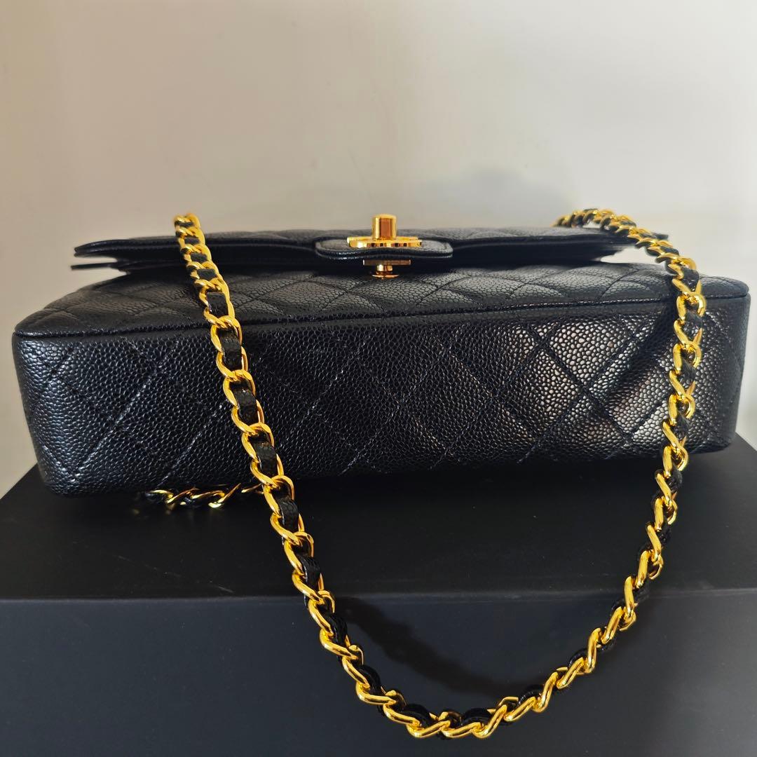 ブラックのレザーにゴールドチェーンが特徴のキルティングデザインのショルダーバッグ