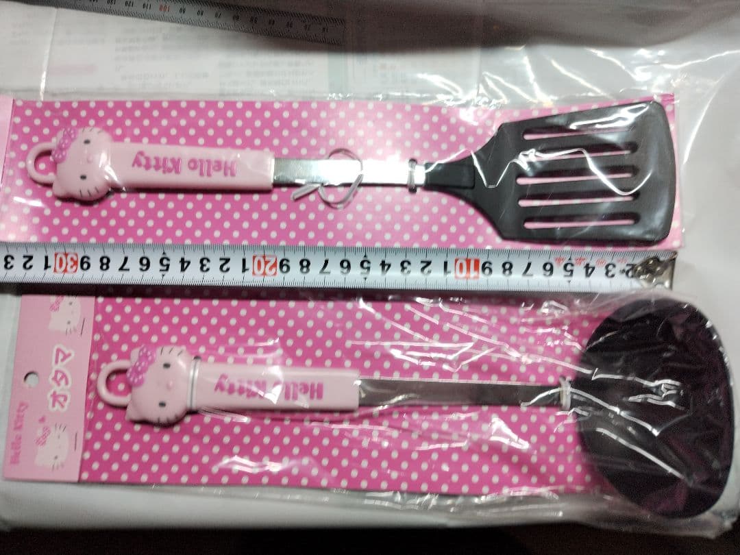 ハローキティ　お玉　ターナー　計量カップ　箸ばし　タッパー×２個　キッチンツール