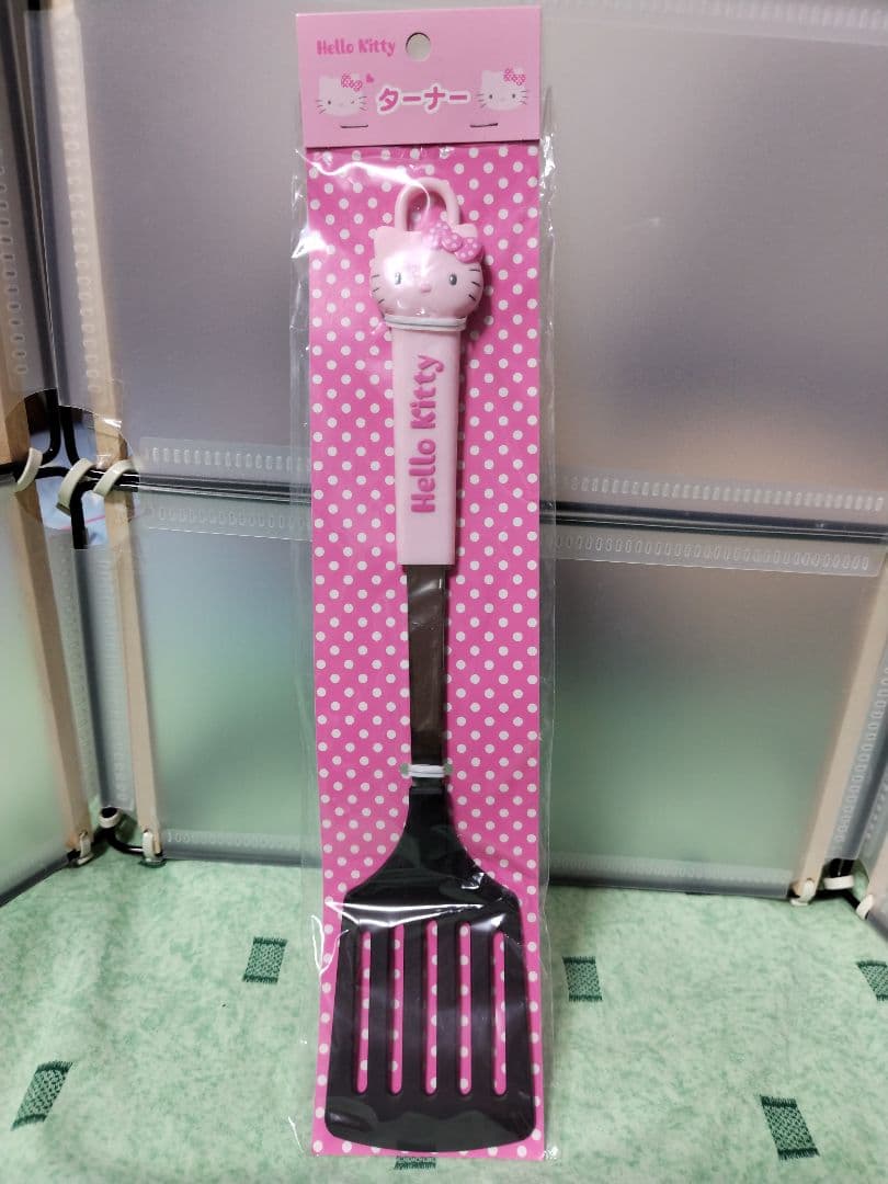 ハローキティ　お玉　ターナー　計量カップ　箸ばし　タッパー×２個　キッチンツール