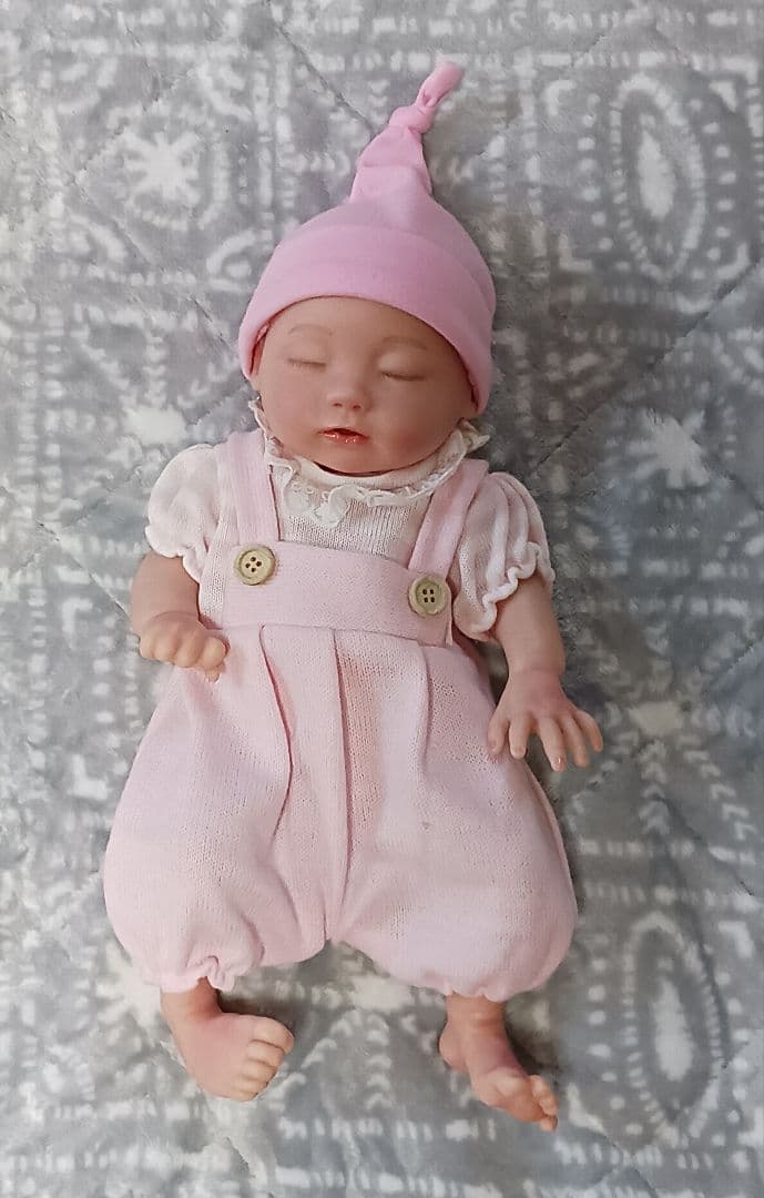 寝顔がキュートなリボーンドール　フルシリコン　お着替え付き！