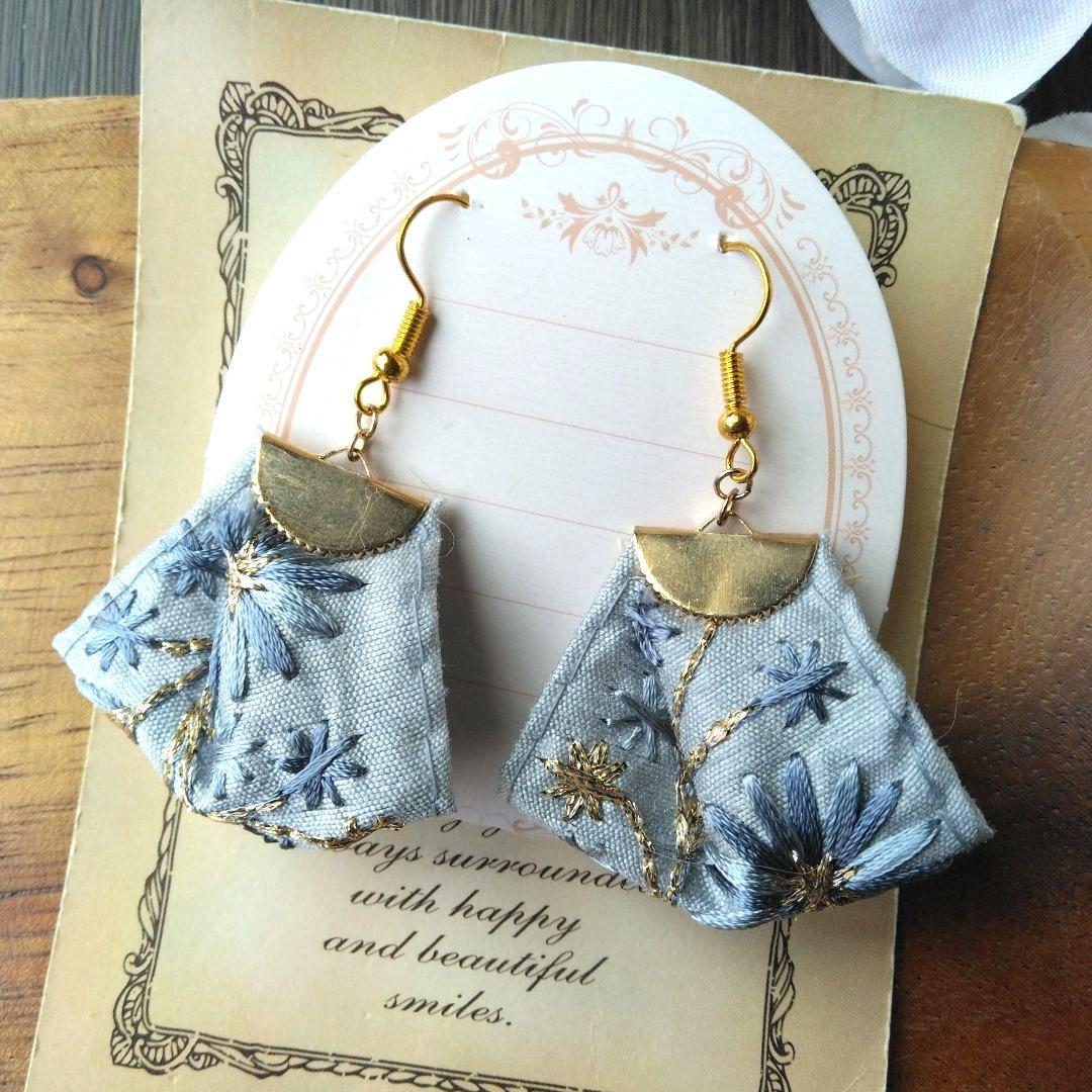 ボタニカル ブルー 青 ピアス イヤリング 花 チロリアンテープ 刺繍