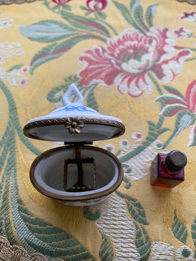 リモージュボックス　フランス製　可愛い花柄の小物入れの中に香水瓶が入ってる！