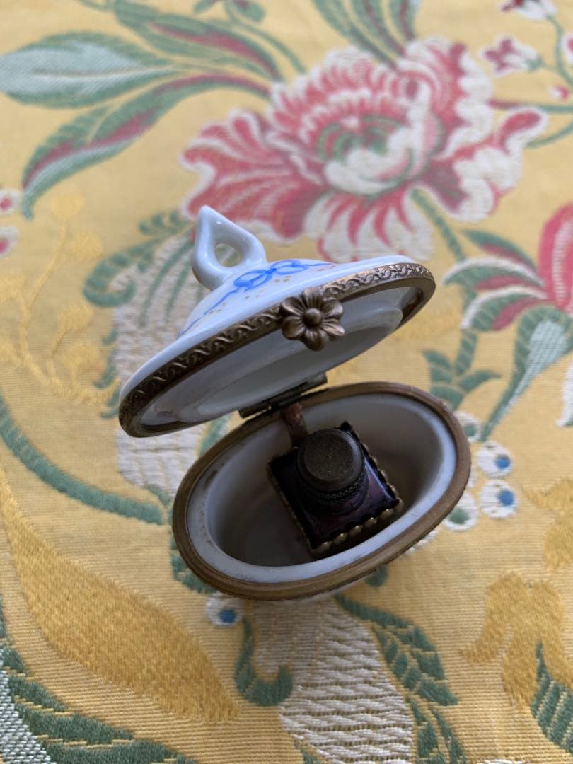 リモージュボックス　フランス製　可愛い花柄の小物入れの中に香水瓶が入ってる！