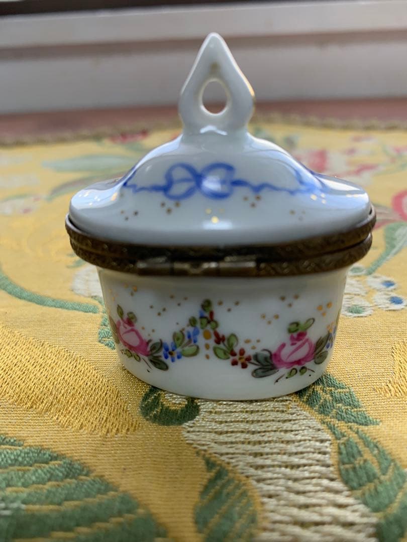 リモージュボックス　フランス製　可愛い花柄の小物入れの中に香水瓶が入ってる！