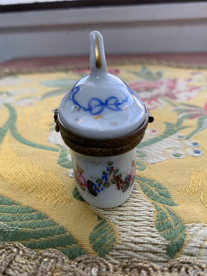 リモージュボックス　フランス製　可愛い花柄の小物入れの中に香水瓶が入ってる！