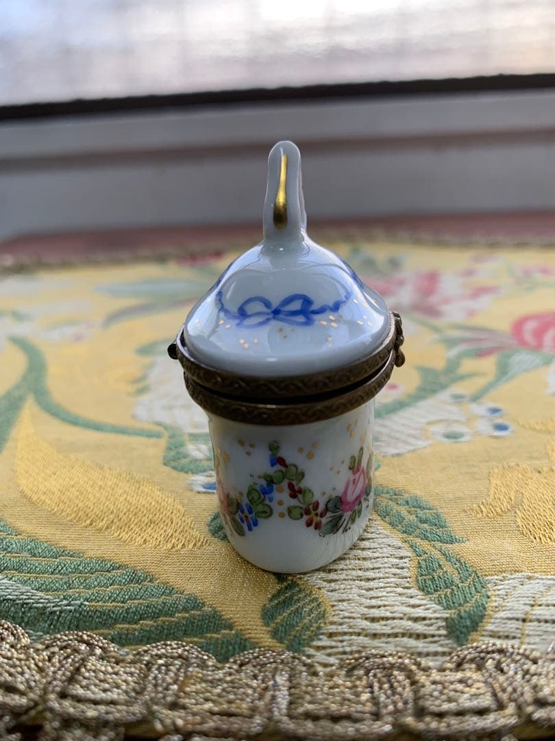 リモージュボックス　フランス製　可愛い花柄の小物入れの中に香水瓶が入ってる！