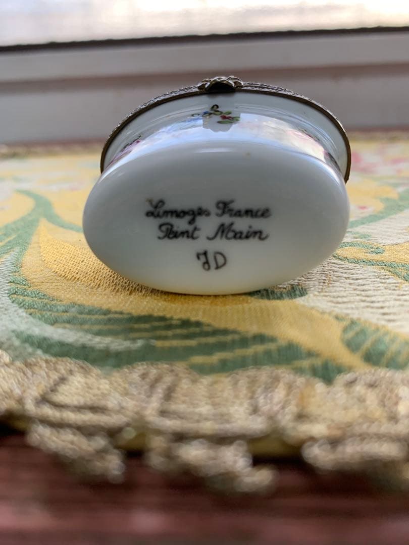 リモージュボックス　フランス製　可愛い花柄の小物入れの中に香水瓶が入ってる！