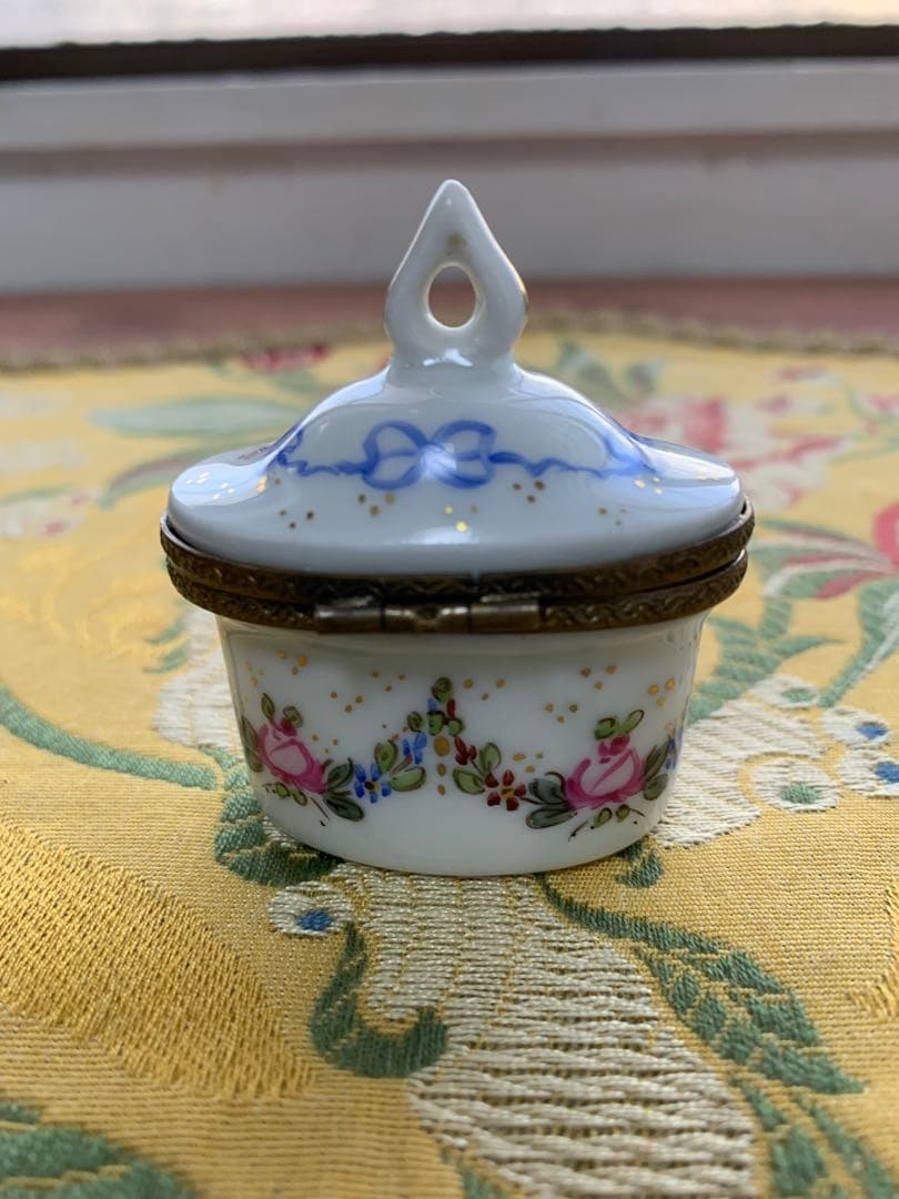 リモージュボックス　フランス製　可愛い花柄の小物入れの中に香水瓶が入ってる！