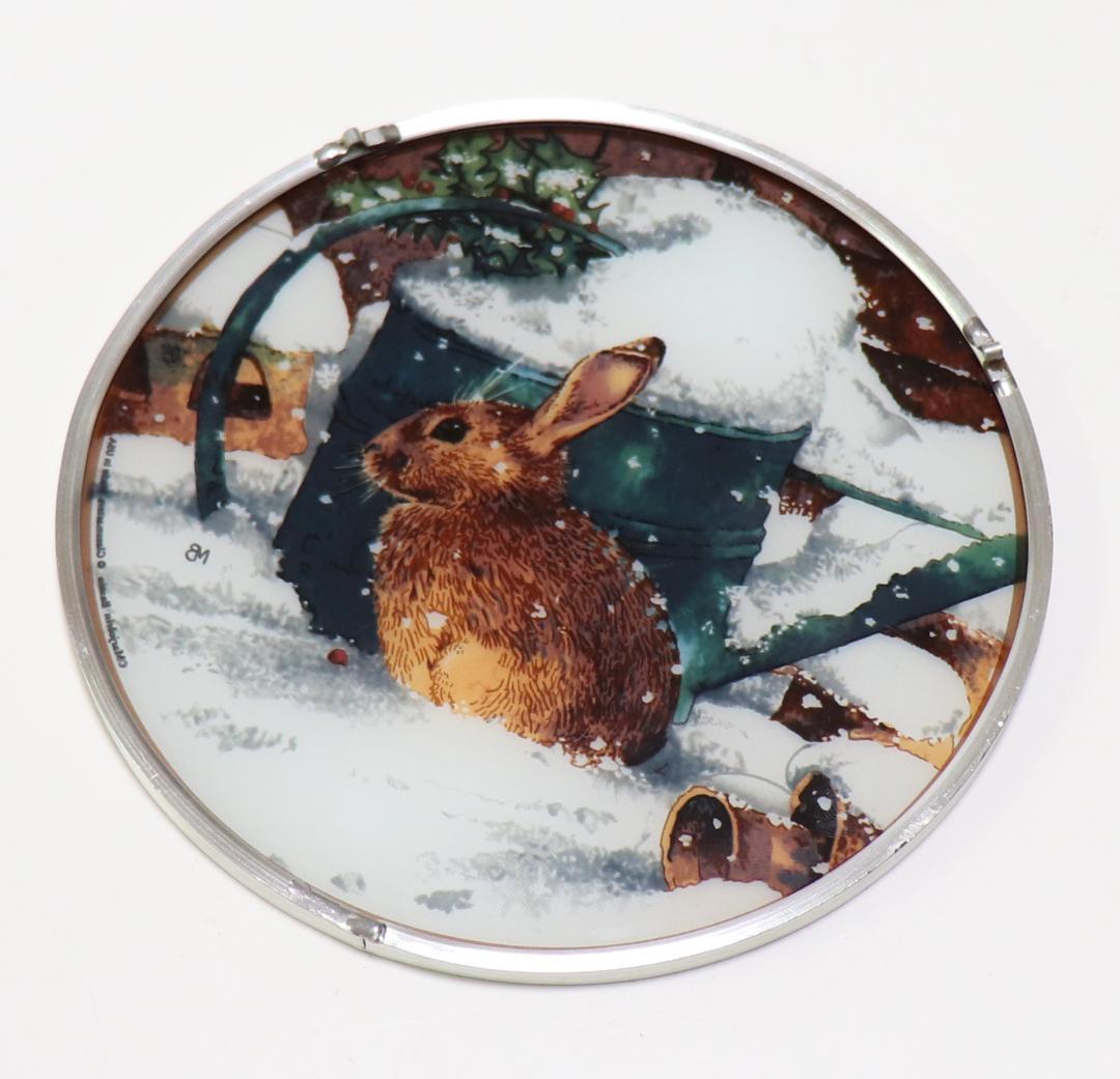 マージョリン・バスティン ヴィンテージ ステンドグラス 雪の中のウサギ 丸型