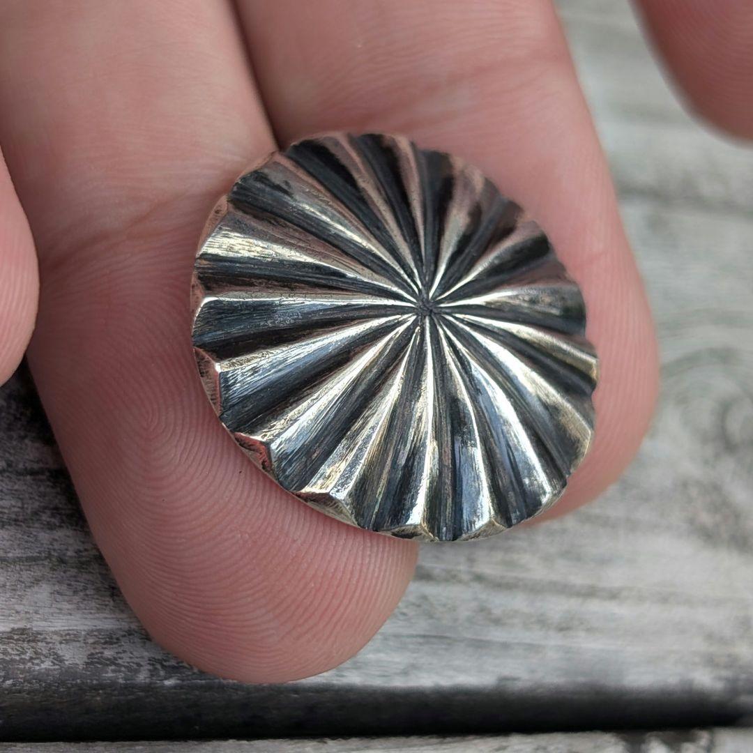 ハンドメイドのシルバーコンチョ　ヘアゴムなどに。　インディアンジュエリー風