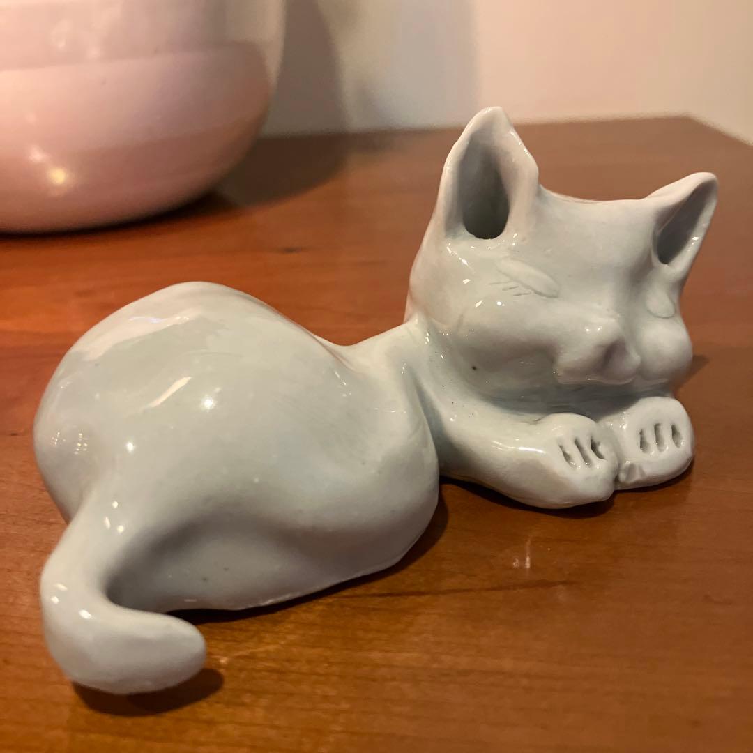作家さんが手掛けた美しいお色でどの角度からも可愛い過ぎる眠り猫の陶器オブジェ