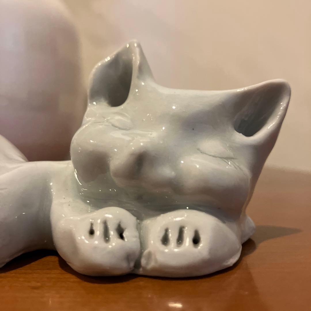 作家さんが手掛けた美しいお色でどの角度からも可愛い過ぎる眠り猫の陶器オブジェ