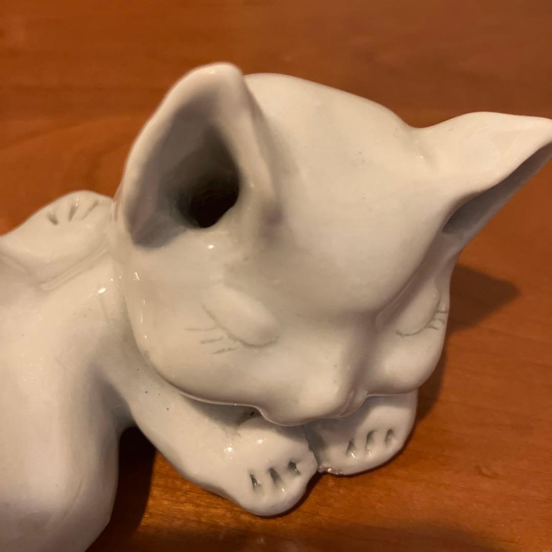 作家さんが手掛けた美しいお色でどの角度からも可愛い過ぎる眠り猫の陶器オブジェ