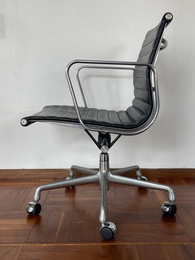ハーマンミラー イームズ アルミナム チェア 50周年記念限定モデル