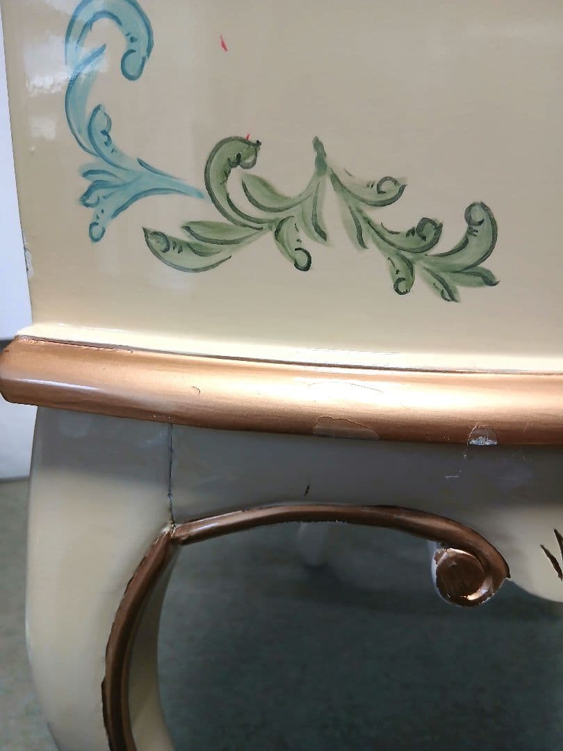 アンティーク猫脚花柄デザインのクリーム色キャビネット　サイドテーブル