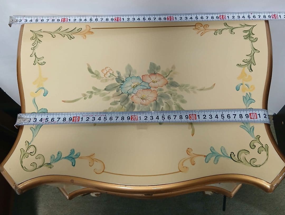 アンティーク猫脚花柄デザインのクリーム色キャビネット　サイドテーブル