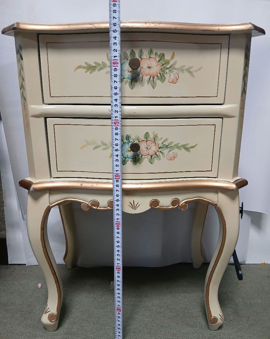 アンティーク猫脚花柄デザインのクリーム色キャビネット　サイドテーブル