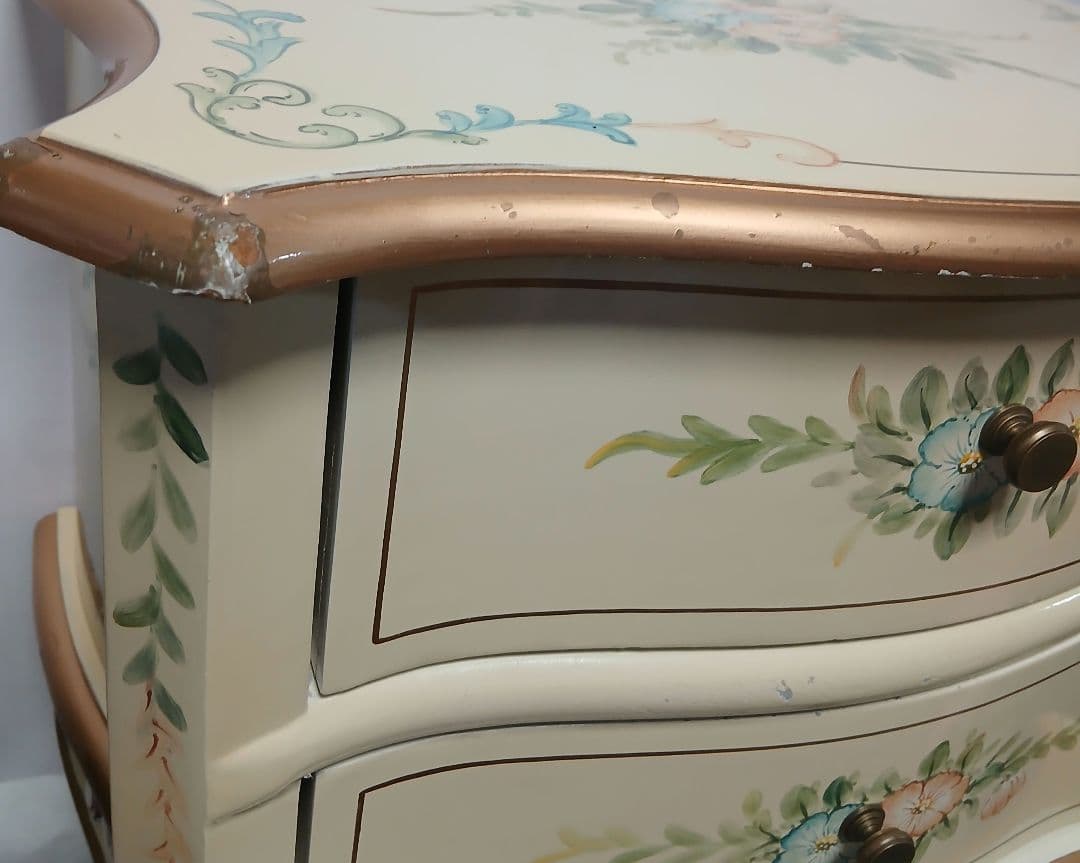 アンティーク猫脚花柄デザインのクリーム色キャビネット　サイドテーブル