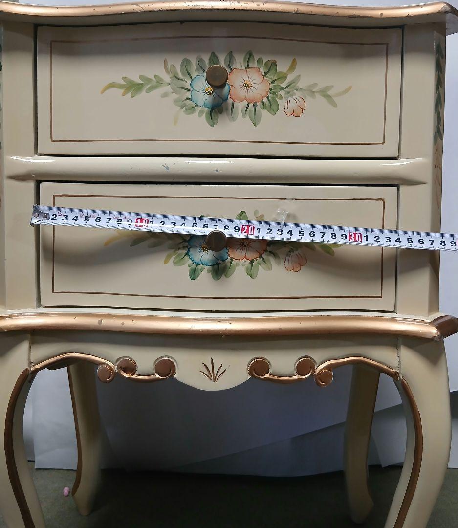 アンティーク猫脚花柄デザインのクリーム色キャビネット　サイドテーブル