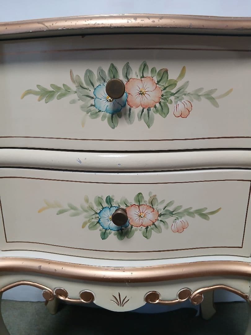 アンティーク猫脚花柄デザインのクリーム色キャビネット　サイドテーブル