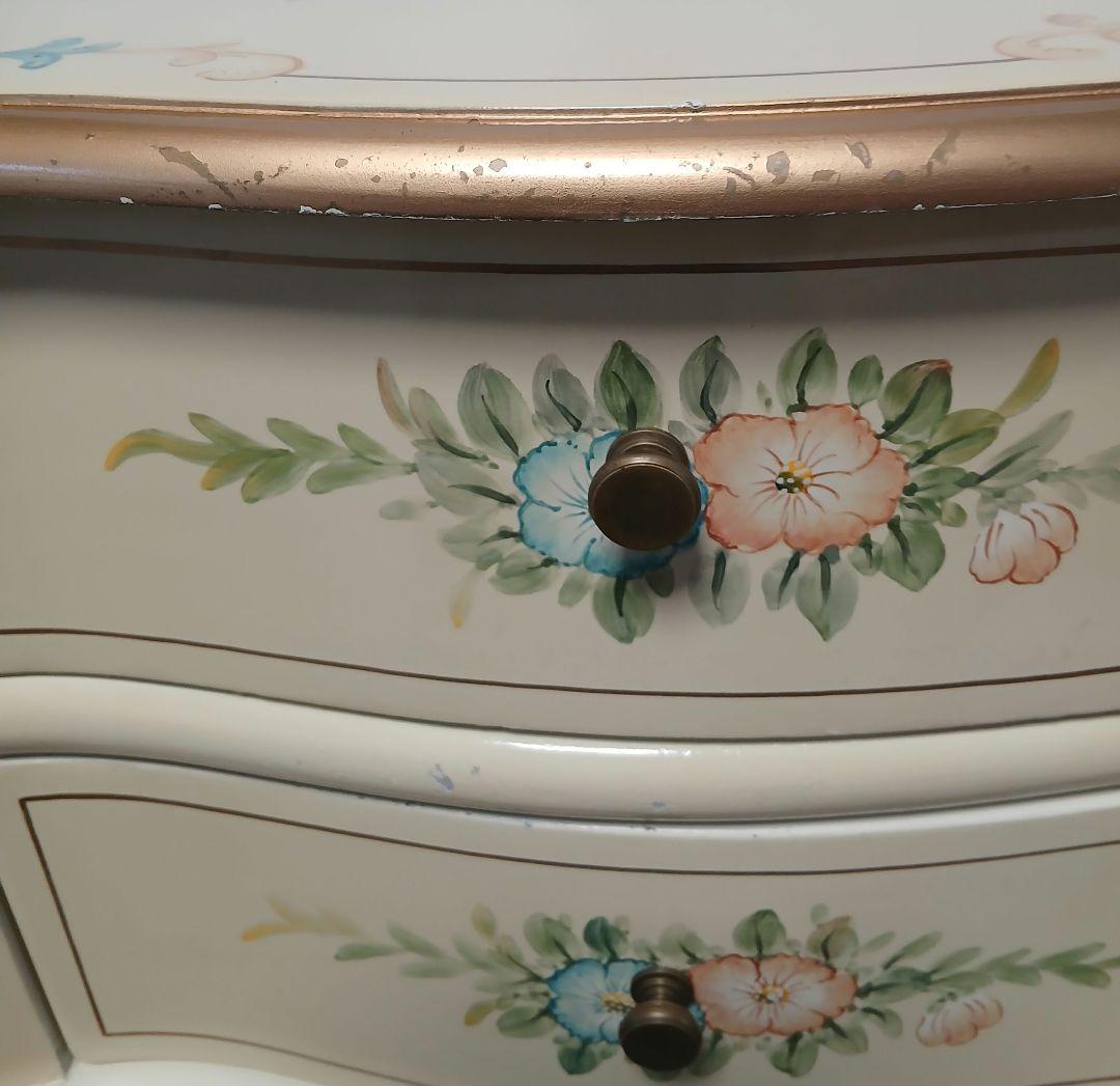 アンティーク猫脚花柄デザインのクリーム色キャビネット　サイドテーブル