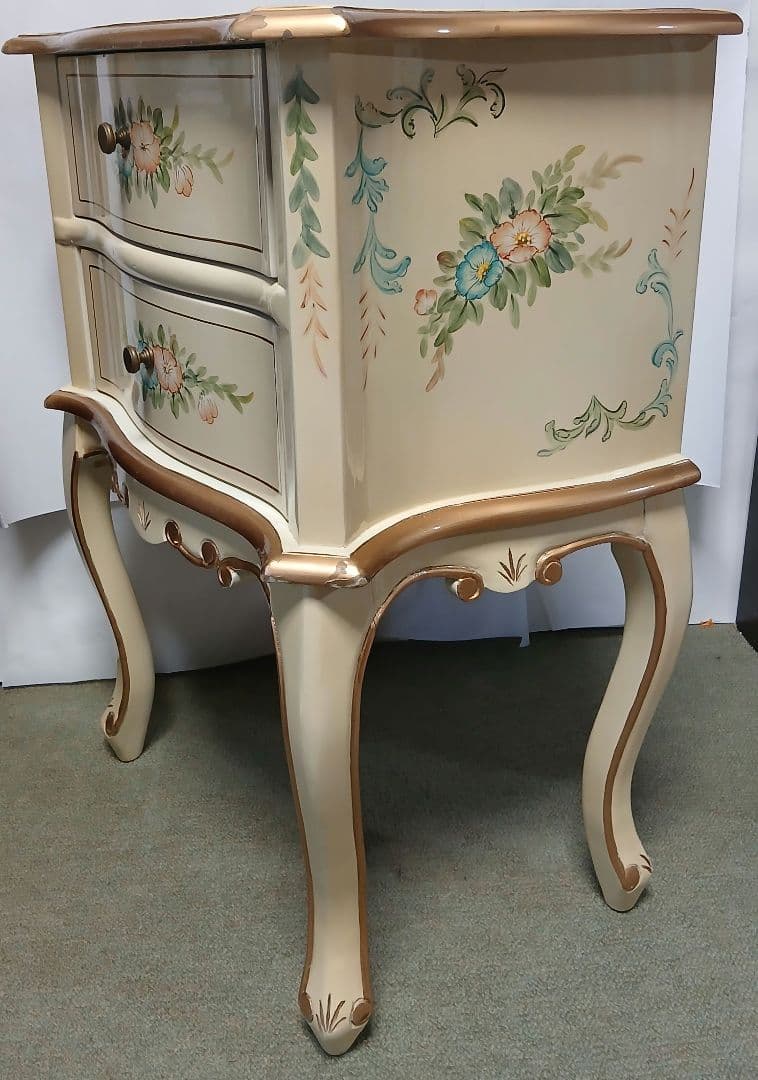 アンティーク猫脚花柄デザインのクリーム色キャビネット　サイドテーブル