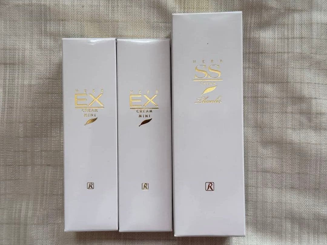 ロイヤルハーブEXクリーム (30ml)2本 、SSクリーム(35ml)１本です