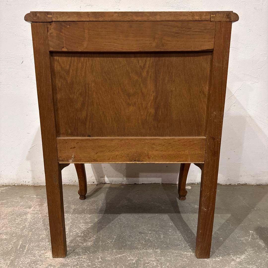 ヴィンテージ　木製サイドテーブル　扉収納付き　猫脚　2