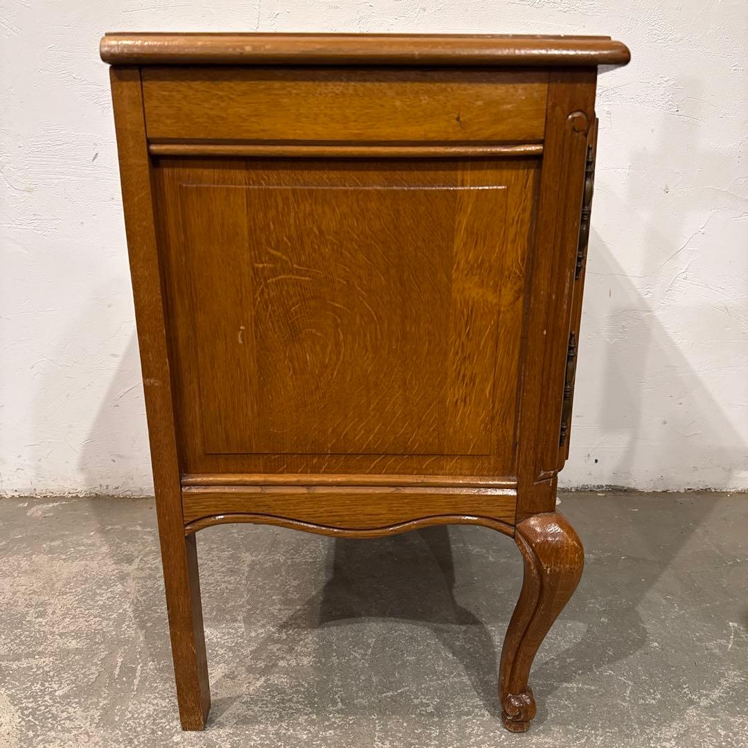 ヴィンテージ　木製サイドテーブル　扉収納付き　猫脚　2