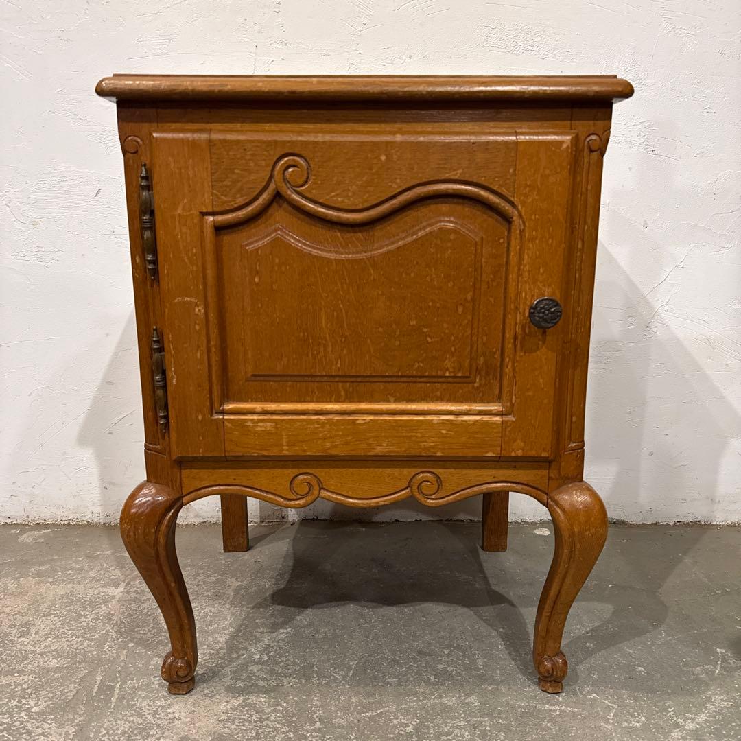 ヴィンテージ　木製サイドテーブル　扉収納付き　猫脚　2