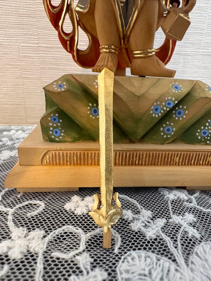 柘植彩色切金不動明王　炎の背景付き 約23.5cm