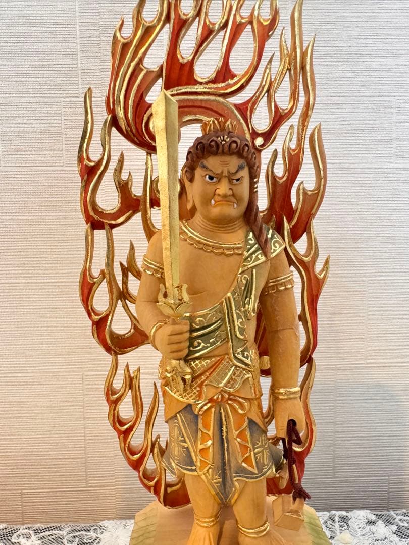 柘植彩色切金不動明王　炎の背景付き 約23.5cm
