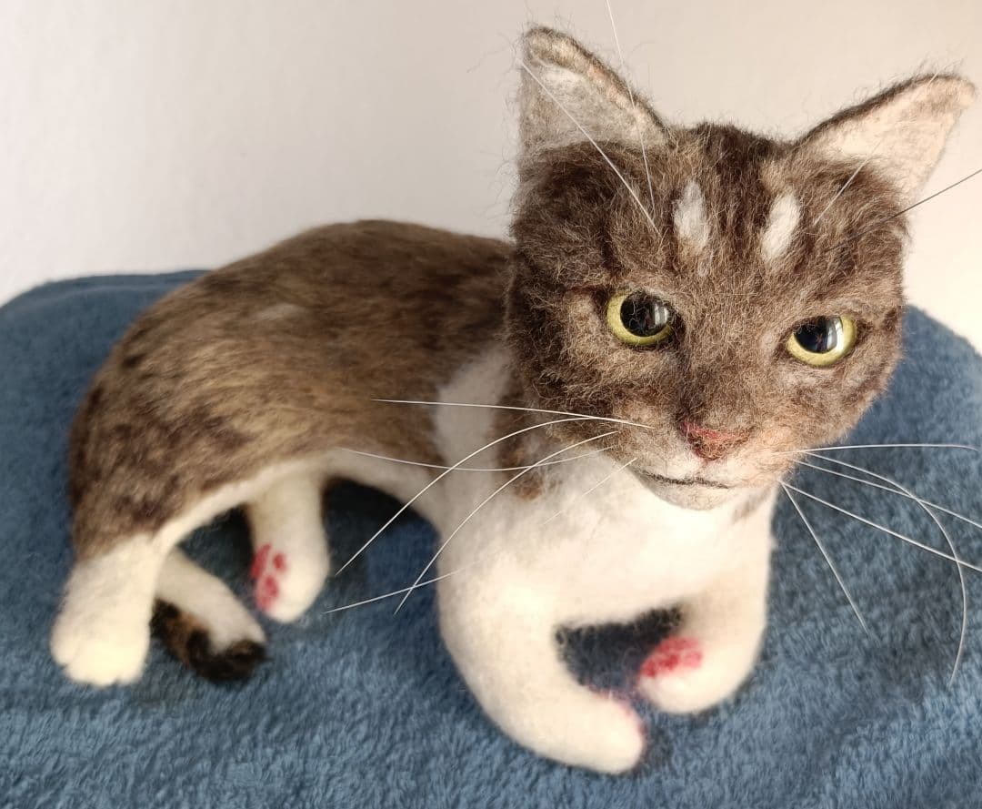 羊毛フェルト猫 リアル羊毛フェルト 猫 キジ白猫 アートドール 置物