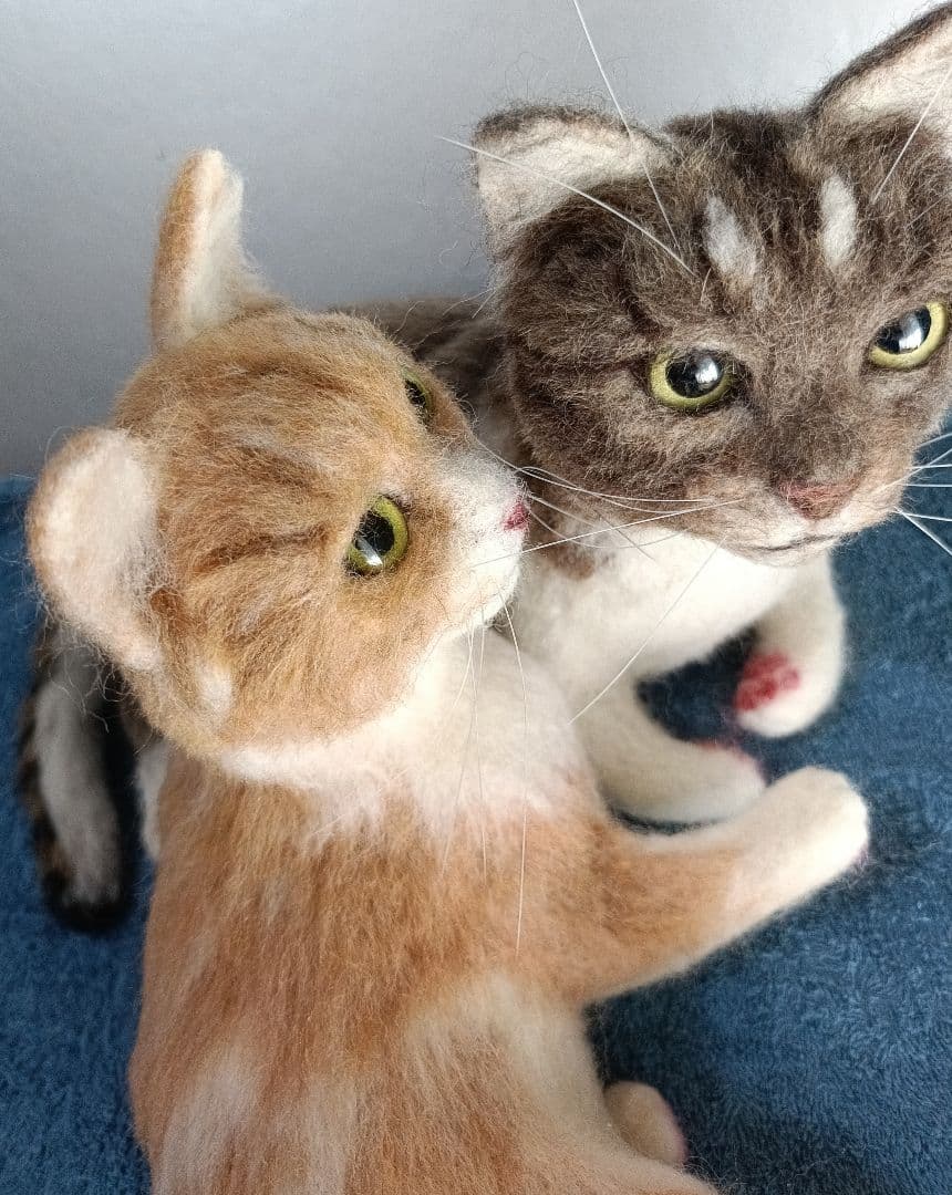 羊毛フェルト猫 リアル羊毛フェルト 猫 キジ白猫 アートドール 置物