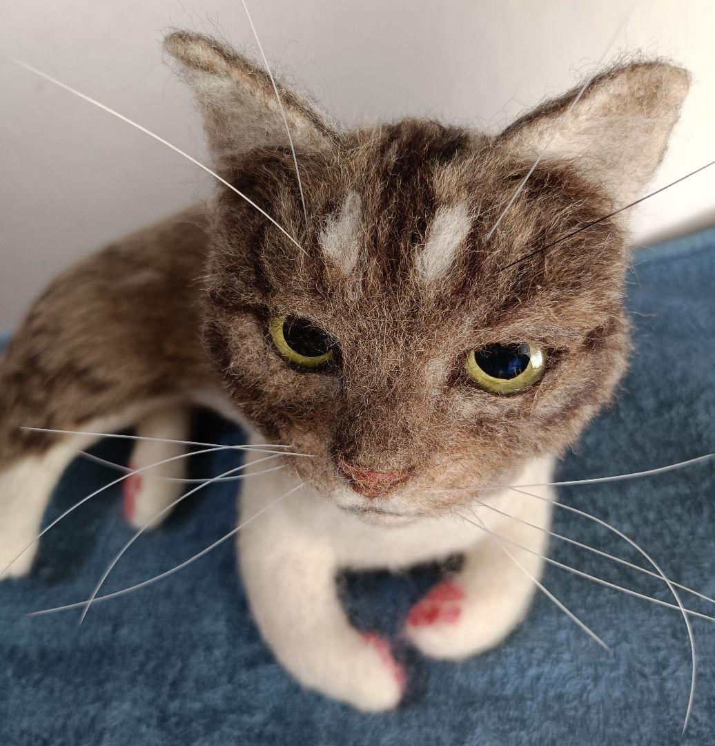 羊毛フェルト猫 リアル羊毛フェルト 猫 キジ白猫 アートドール 置物