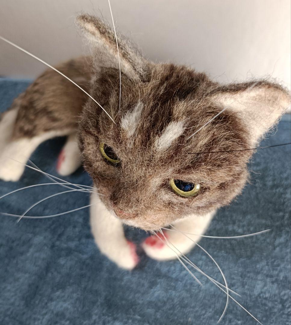 羊毛フェルト猫 リアル羊毛フェルト 猫 キジ白猫 アートドール 置物