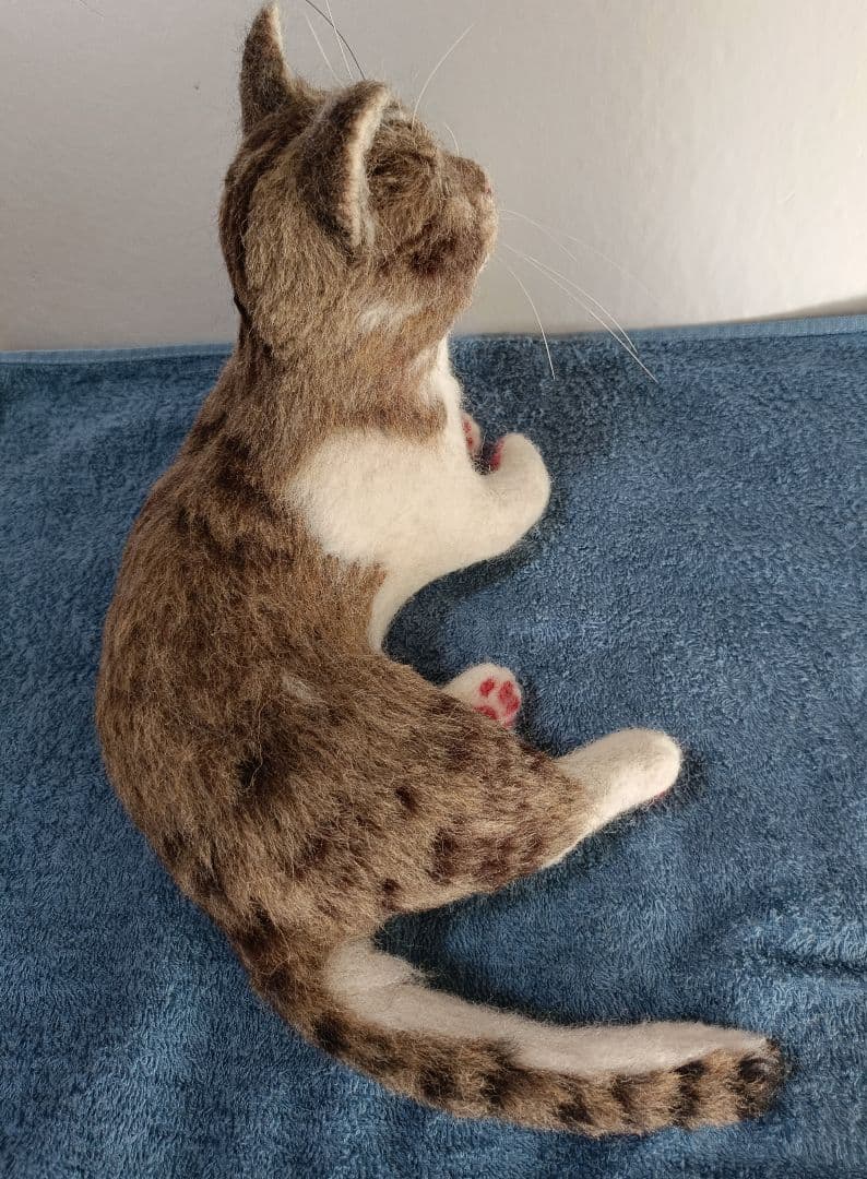 羊毛フェルト猫 リアル羊毛フェルト 猫 キジ白猫 アートドール 置物