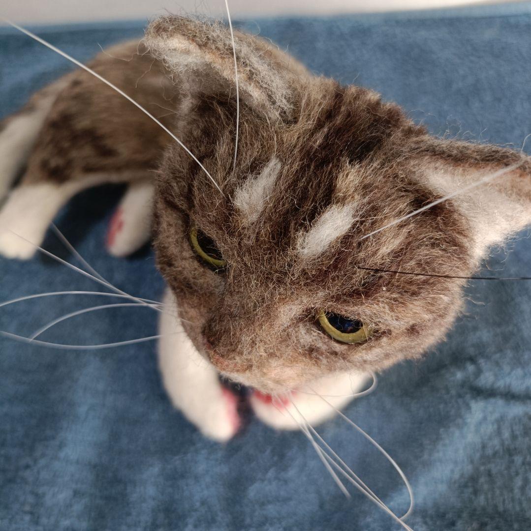 羊毛フェルト猫 リアル羊毛フェルト 猫 キジ白猫 アートドール 置物