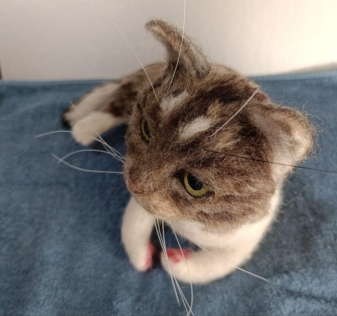 羊毛フェルト猫 リアル羊毛フェルト 猫 キジ白猫 アートドール 置物