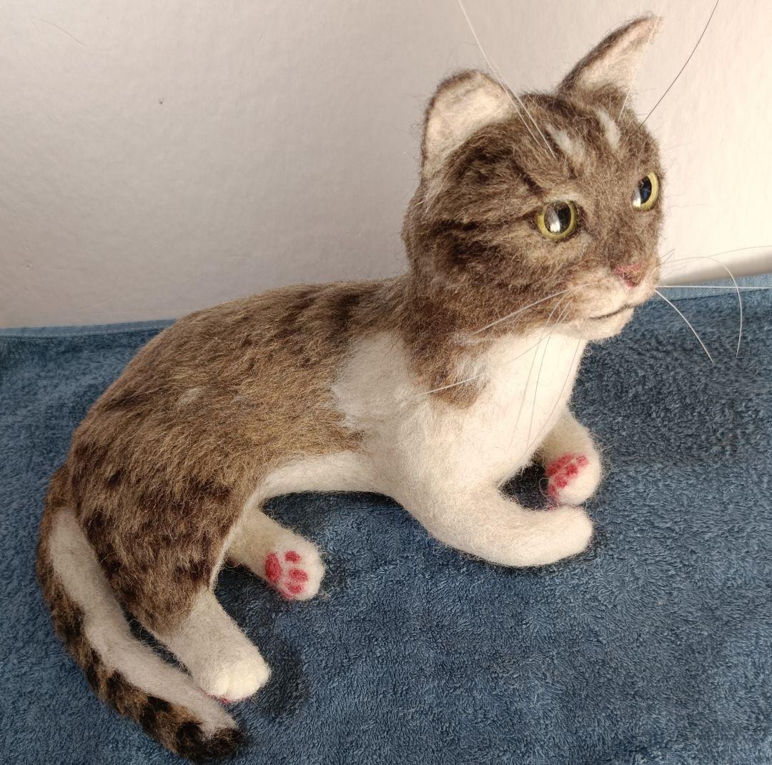 羊毛フェルト猫 リアル羊毛フェルト 猫 キジ白猫 アートドール 置物