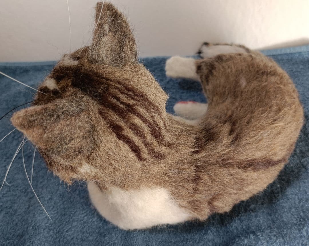 羊毛フェルト猫 リアル羊毛フェルト 猫 キジ白猫 アートドール 置物