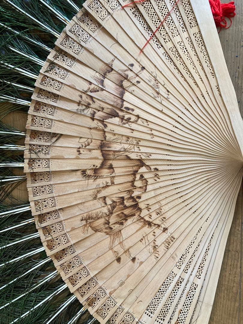 孔雀の扇子飾り