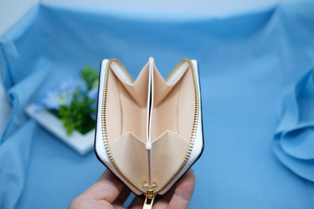 ルガトショルダー レザー ラウンドファスナー ミニウォレット　ネイビーカラー