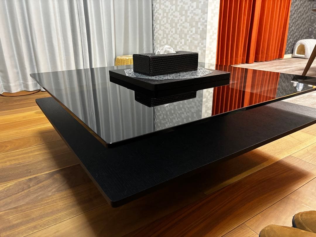 黒いソファと二重層テーブルのセット