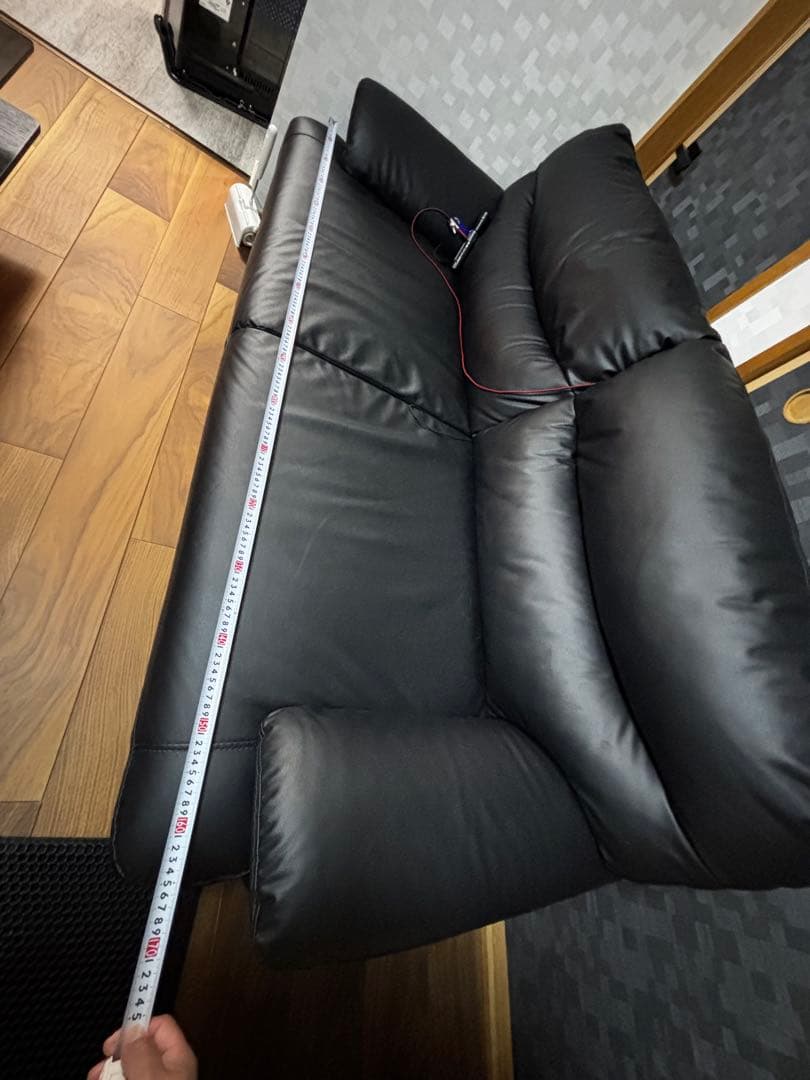 黒いソファと二重層テーブルのセット