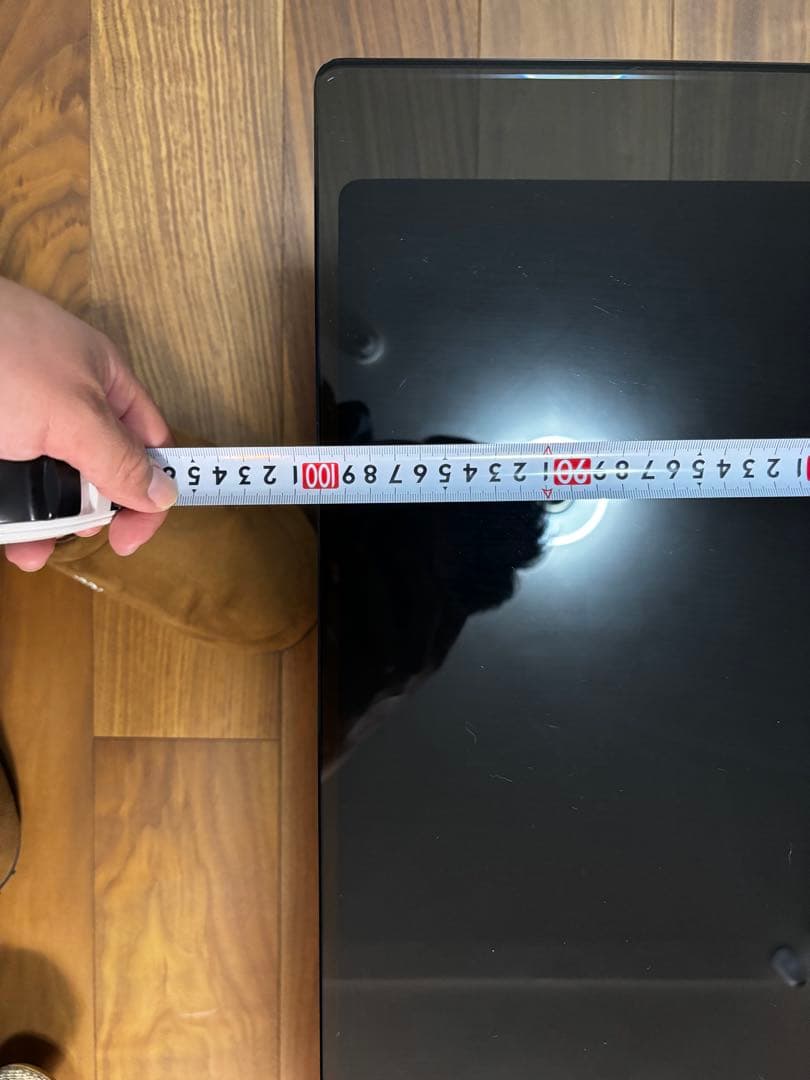 黒いソファと二重層テーブルのセット